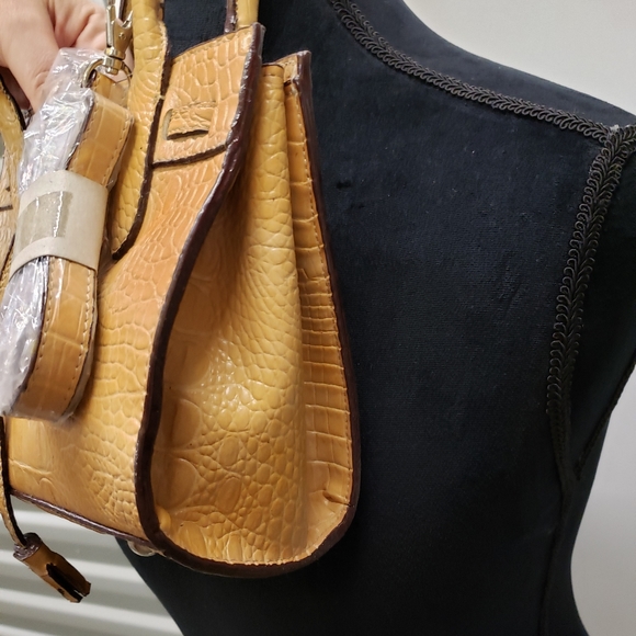 🎀Clearance🎀 NWT TRUE VINTAGE CONVERTIBLE CROSSBODY OSTRICH EMBOSSED - Picture 3 of 4